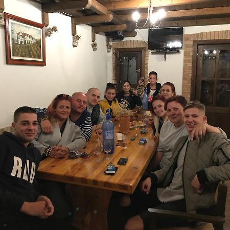 Berger Pince-Vendeghaz, Hajosi Pincek Hotel Buitenkant foto