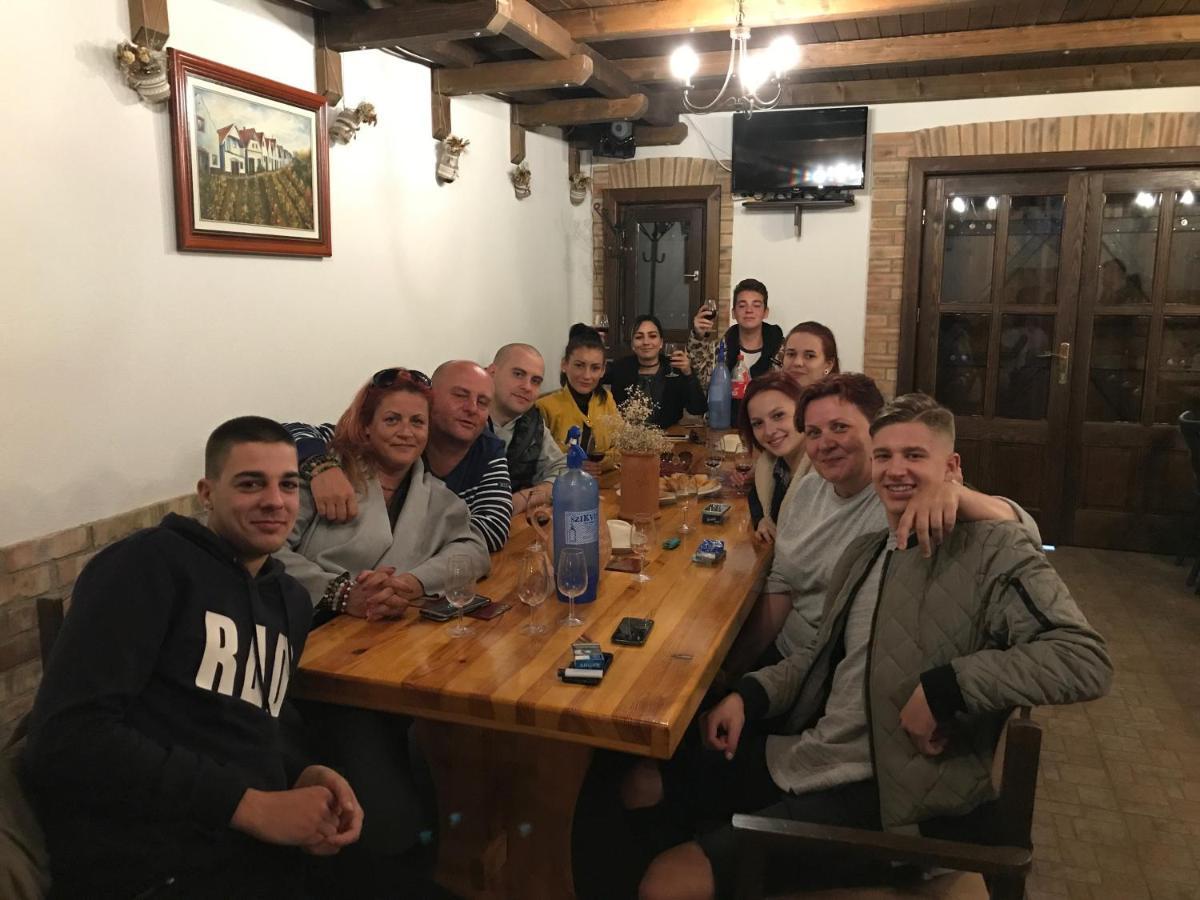 Berger Pince-Vendeghaz, Hajosi Pincek Hotel Buitenkant foto
