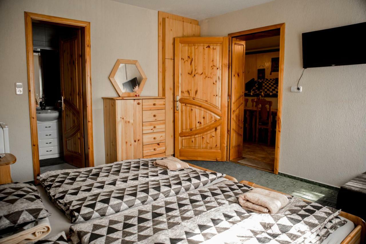 Berger Pince-Vendeghaz, Hajosi Pincek Hotel Buitenkant foto